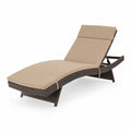 Lettino prendisole in rattan sintetico marrone con cuscino beige
