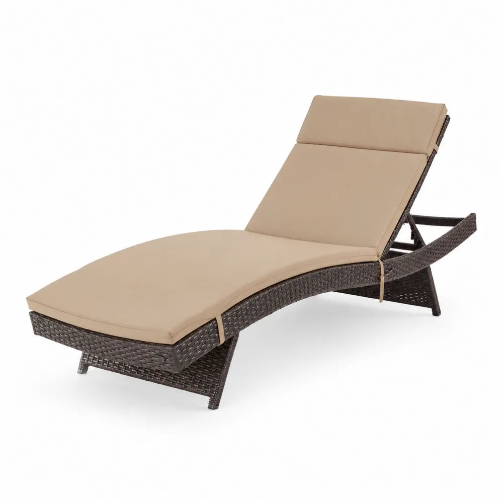 Lettino prendisole in rattan sintetico marrone con cuscino beige