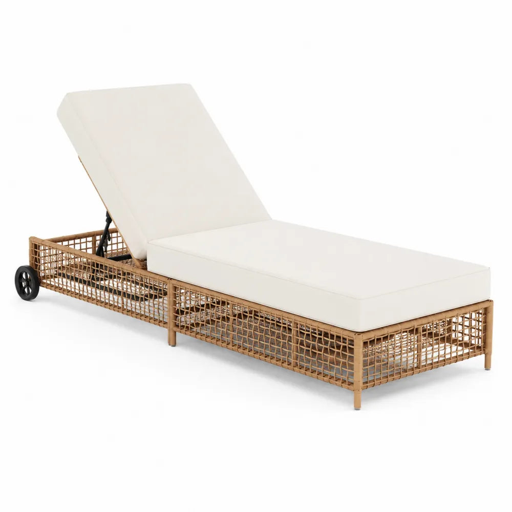 Lettino prendisole in rattan con cuscino bianco